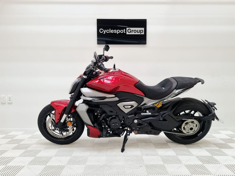 Load image into Gallery viewer, 2025 Ducati XDiavel V4