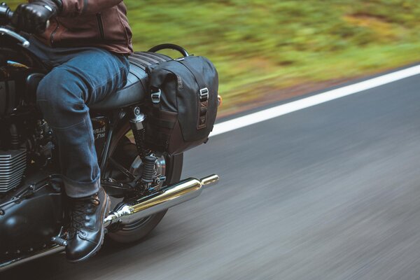 Load image into Gallery viewer, LEGEND GEAR SADDLE BAG SET SW MOTECH RIGHT LS1 9.8L INCLUDING SLS
