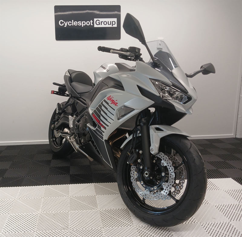 Load image into Gallery viewer, 2026 Kawasaki Ninja ER 650 F - Pearl White
