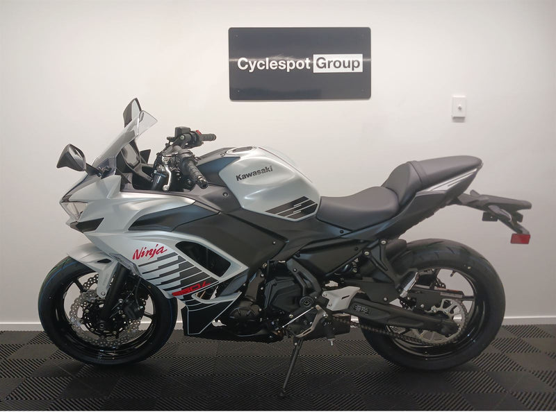 Load image into Gallery viewer, 2026 Kawasaki Ninja ER 650 F - Pearl White
