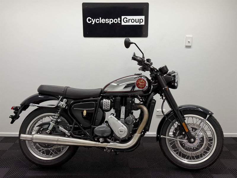 Load image into Gallery viewer, 2024 BSA Gold Star MIDNIGHT BLACK
