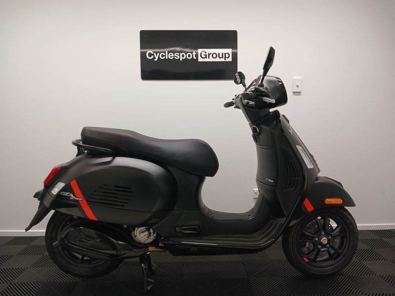 Load image into Gallery viewer, 2023 Vespa GTS 300 Super
