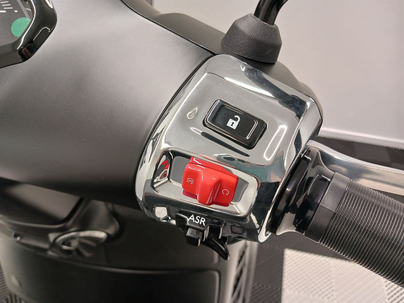 Load image into Gallery viewer, 2023 Vespa GTS 300 Super
