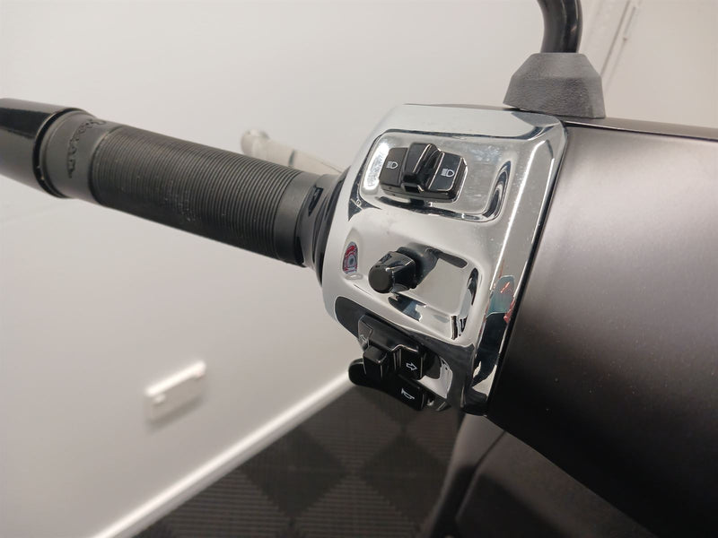 Load image into Gallery viewer, 2023 Vespa GTS 300 Super
