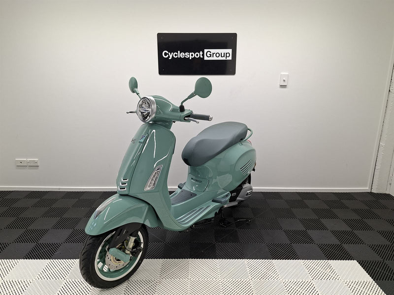 Load image into Gallery viewer, 2026 Vespa Primavera 80th Anniversary
