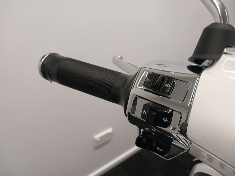 Load image into Gallery viewer, 2024 Vespa Primavera 150 | White Innocente
