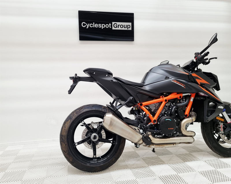 Load image into Gallery viewer, 2026 KTM 1390 Super Duke R EVO
