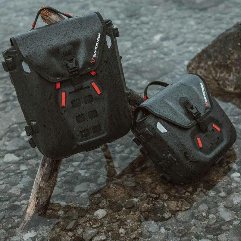 Load image into Gallery viewer, SYS BAG SW MOTECH WATERPROOF WITH ADAPTER PLATE 17L-23L LEFT FOR SLC SIDE CARRIER
